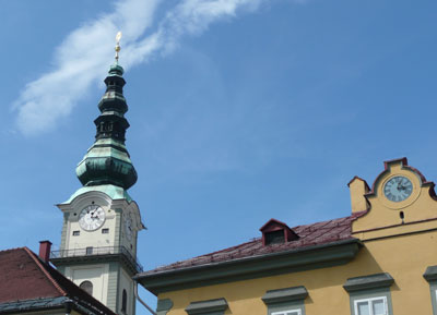 Stadtpfarrkirchenturm über den Dächern von Klagenfurt