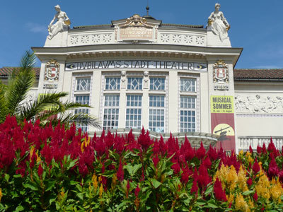 Stadttheater mit Parkanlage